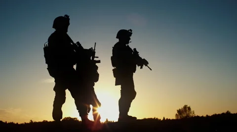 Squad of Three Fully Equipped and Armed Soldiers Standing in Desert Environment  Vidéo 68999887