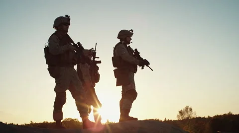 Squad of Three Fully Equipped and Armed Soldiers Standing on Hill in Desert Vidéo 68999987