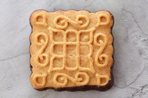 Square biscuits arranged in pattern on light textured background, close-up Foto stock