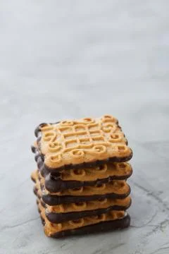 Square biscuits arranged in pattern on light textured background, close-up Foto stock