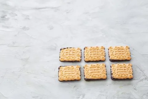 Square biscuits arranged in pattern on light textured background, close-up Foto stock