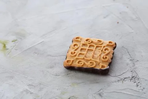 Square biscuits arranged in pattern on light textured background, close-up Foto stock