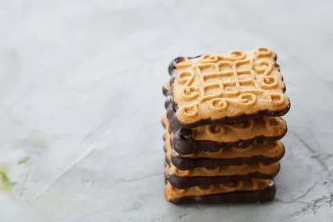 Square biscuits arranged in pattern on light textured background, close-up Foto stock