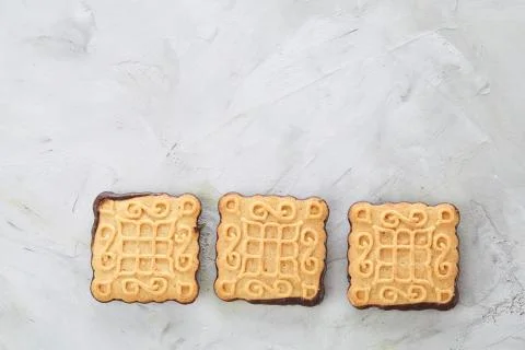 Square biscuits arranged in pattern on light textured background, close-up Foto stock