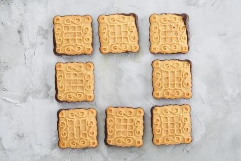 Square biscuits arranged in pattern on light textured background, close-up Foto stock