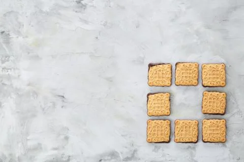 Square biscuits arranged in pattern on light textured background, close-up Foto stock
