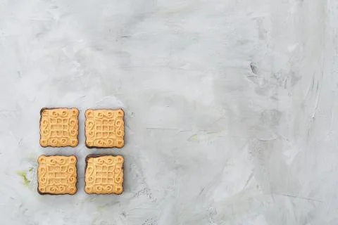 Square biscuits arranged in pattern on light textured background, close-up Foto stock