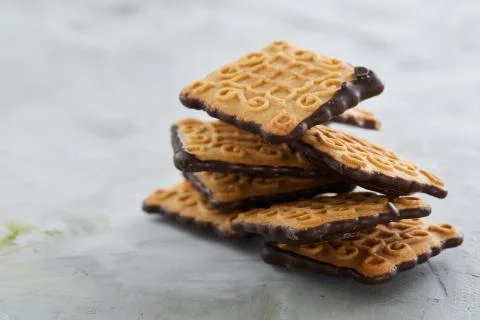 Square biscuits arranged in pattern on light textured background, close-up Foto stock