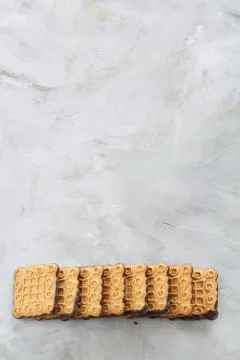 Square biscuits arranged in pattern on light textured background, close-up Foto stock