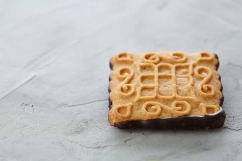 Square biscuits arranged in pattern on light textured background, close-up Foto stock