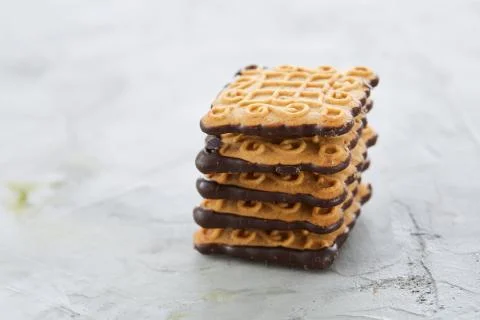 Square biscuits arranged in pattern on light textured background, close-up Foto stock