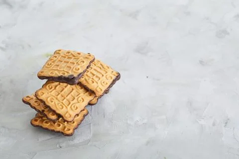 Square biscuits arranged in pattern on light textured background, close-up Foto stock