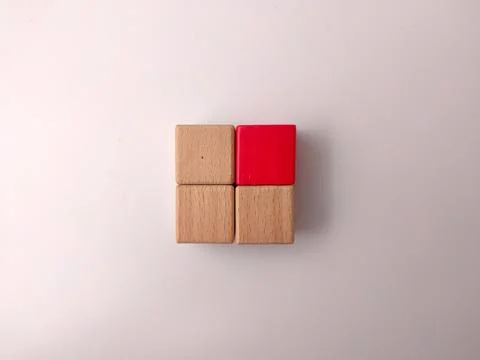 A square block pattern is formed by four wooden cubes, with three left natu.. Foto stock