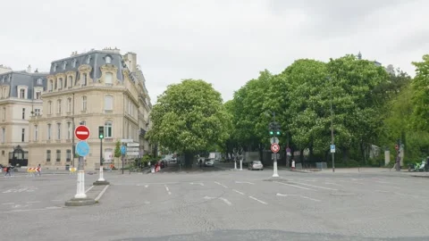 Square in central Paris with busy traffic with old buildings. Vídeos de archivo 310181971