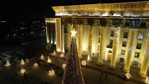 Square with a Christmas tree and road traffic Stock Footage 229277724