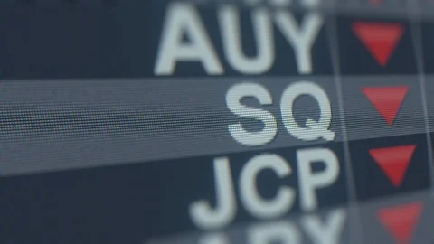SQUARE CL A SQ stock ticker with decreasing arrow. Editorial crisis related 库存影片 119563035