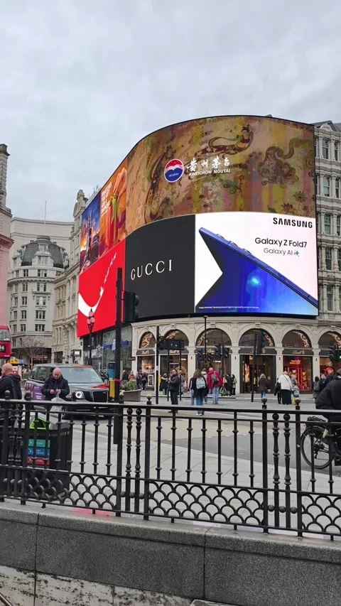 Square, creating a strong contrast, plaza Piccadilly Circus Stock Footage 323590254