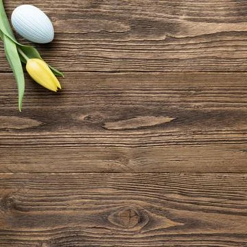 Square Easter eggs and spring flowers Fotos de archivo