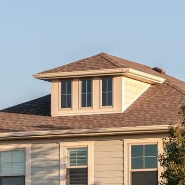 Square frame Double storey timber clad house with covered patio Fotos de archivo