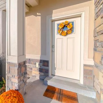 Square frame Front door of modern home with sunflower wreath Foto stock