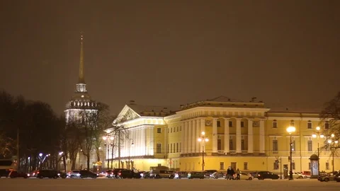 The square in front of Saint Isaac's Cathedral in Saint Petersburg at night Vídeos de archivo 105317292