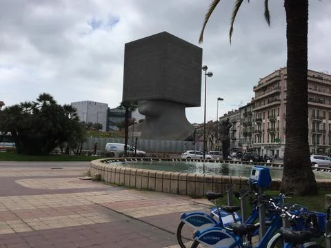 The square head statue,  le musée d’art modern Fotos Stock