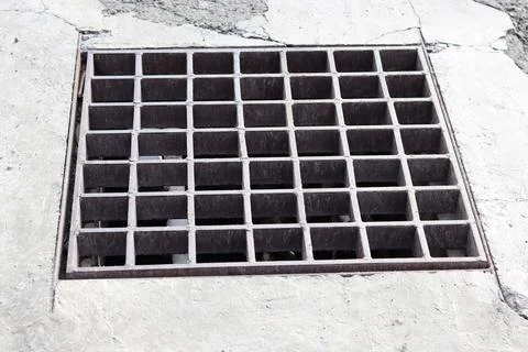 Square iron drain cover by the side of swimming pool close up view Foto stock