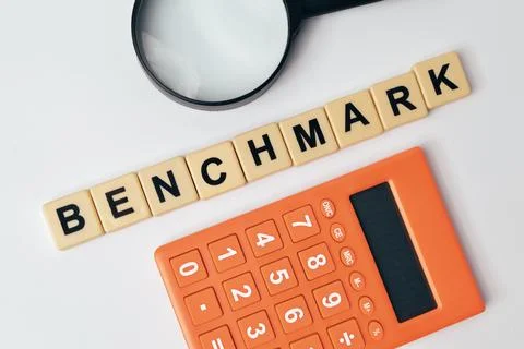 Square letters with text BENCHMARK over white background. Foto stock