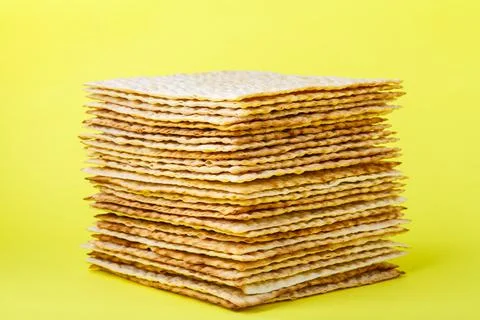 Square matzo several sheets one on top of the other with a triangular shape on a Foto stock