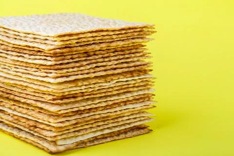 Square matzo several sheets one on top of the other with a triangular shape o Foto stock