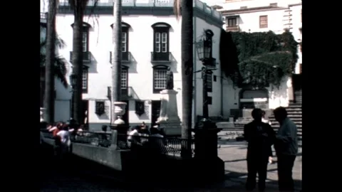 Square with Palm Trees and Statue Video stock 278331836