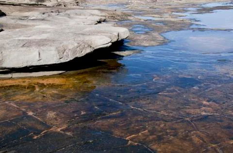 Square pattern in rock pool at low tide Foto stock