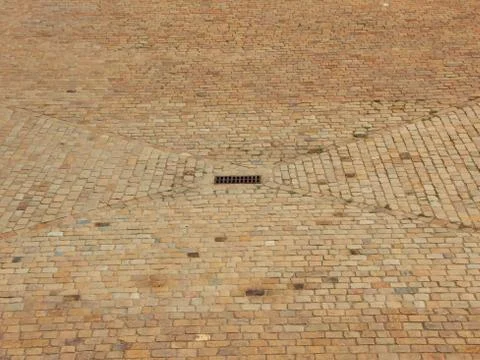 Square Patterned Brick Rain Drain Metal Grid Foto stock
