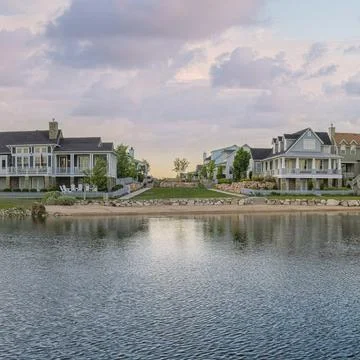 Square Puffy clouds at sunset Panoramic view of Oquirrh Lake with reflective Foto stock