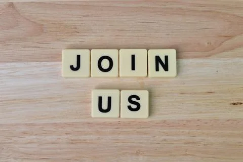 Square scrabble letters with text JOIN US over wooden background. Foto stock