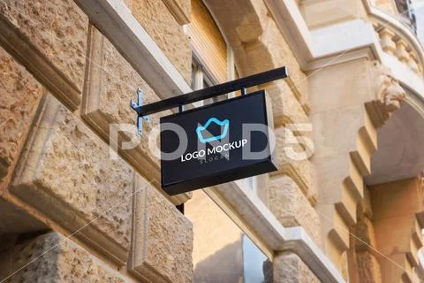 Square shop sign logo mockup on modern city building facade for urban brandin Plantilla PSD
