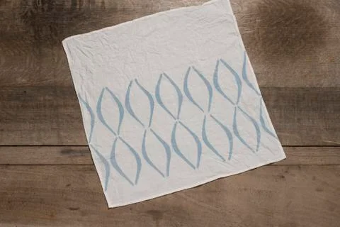 Square Table Napkin with Blue Concave Lines Design Stock-Fotos