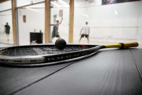Squash racket with ball close up, laying on table, preparing for game. cour.. Foto stock