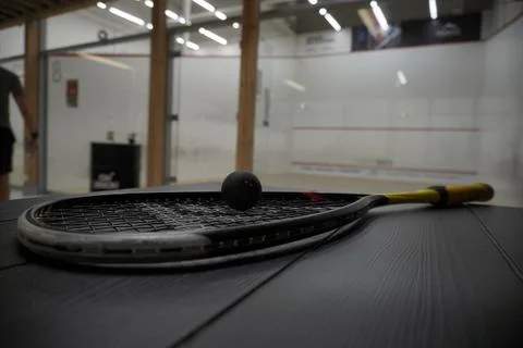 Squash racket with ball close up, laying on table, preparing for game. cour.. Foto stock
