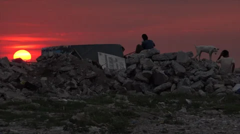 Squatters Watching Sunset 動画素材 62090519