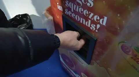 Squeesed oranges vending mashine. Stock Footage 8984961