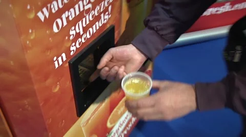 Squeesed oranges vending mashine Stock Footage 8985109
