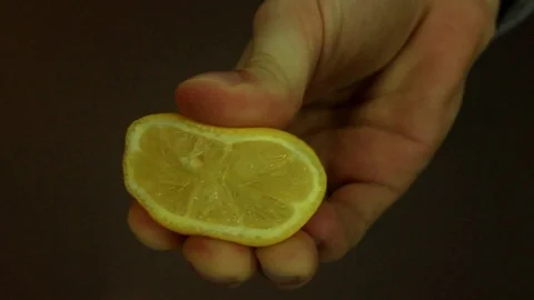 Squeeze juice from lemon close up Vídeos de archivo 86414387
