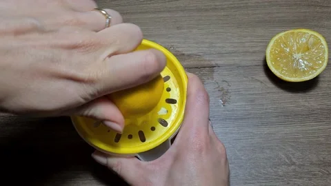 Squeeze lemon juice Stockbeeldmateriaal 166637272