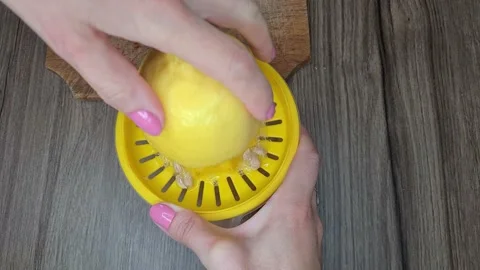Squeeze lemon juice 스톡 동영상 166637376