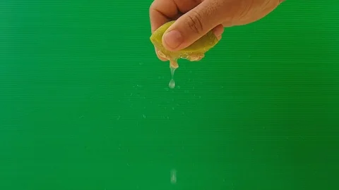 Squeeze lemon with video Slow motion on green background, 스톡 동영상 87346924