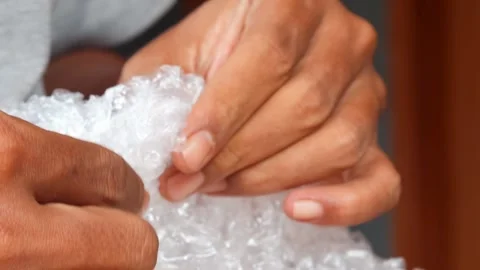 Squeezing and popping plastic bubble wrap 库存影片 342702529