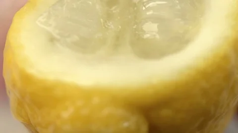 Squeezing A Fresh Lemon For It's Juice Vídeo Stock 73345907