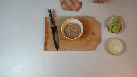 Squeezing Fresh Lime Juice Over Raw Shelled Prawns in a White Bowl 스톡 동영상 334305992