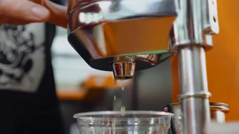 Squeezing an garnet fruit with a hand-pressed juicer. Squeezing juice garnet Video stock 153592269